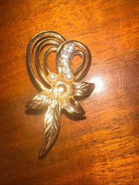 Vintage Shiny Gold Tone Floral Pearl & Crystal Brooch